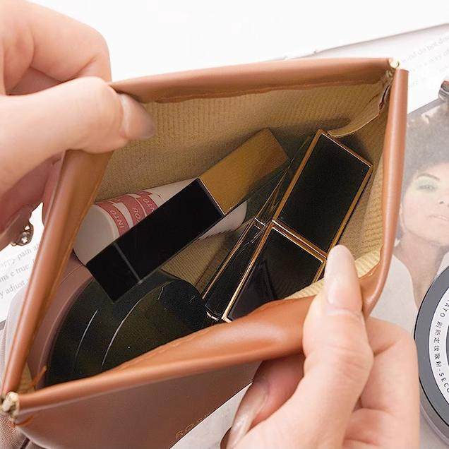 Automatically close portable lipstick makeup bag