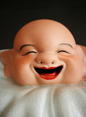 陶瓷哈哈罗汉像纯手工摆件雕塑人物大师作刘远长签名白色青花裂纹