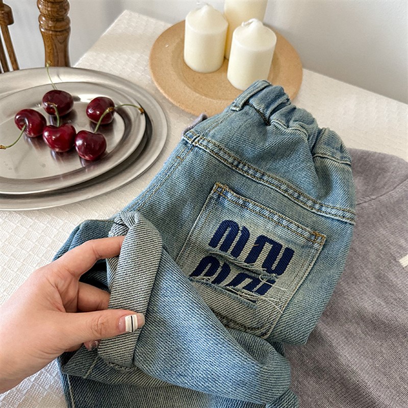 儿童软牛仔裤女春季2024新款潮宝宝休闲长裤子男童字母牛仔裤做旧 - 图0