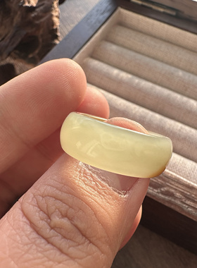 和田玉且末糖白女款戒指内径17.1宽7.8厚3.2港14平时13