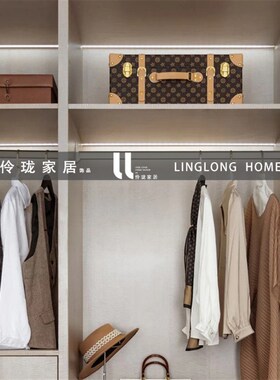 现代简约暖咖调样板房衣帽间全屋定制展厅衣柜服饰包软装饰品摆件