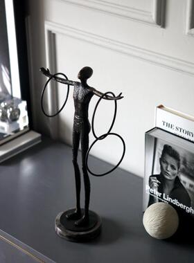 现代创意铁环人雕塑摆件样板间售楼处办公室客厅卧室桌面软装饰品