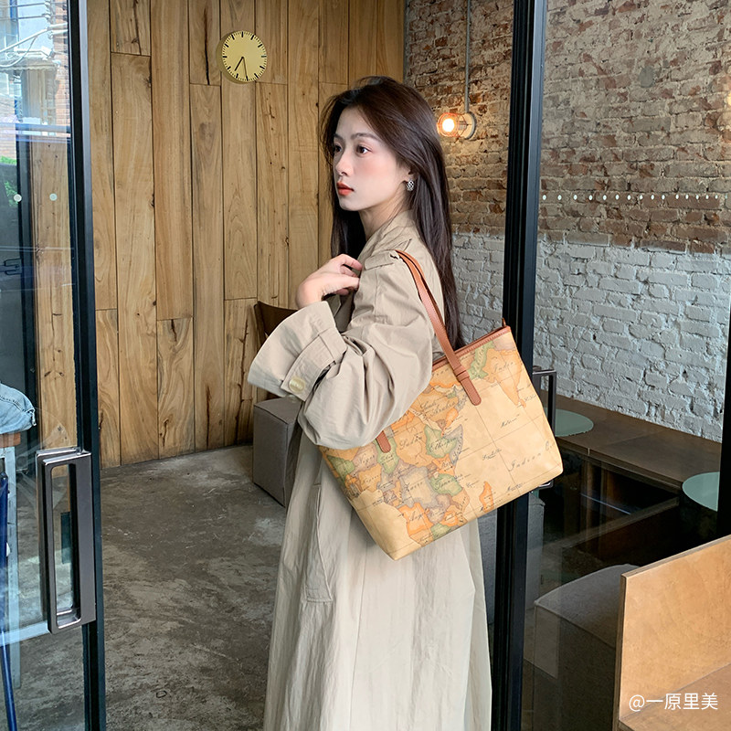 【博主同款】AM1C经典意大利马天尼地图包 Geo Classic中号托特包,淘宝优惠券,粉丝福利购,淘宝优惠卷