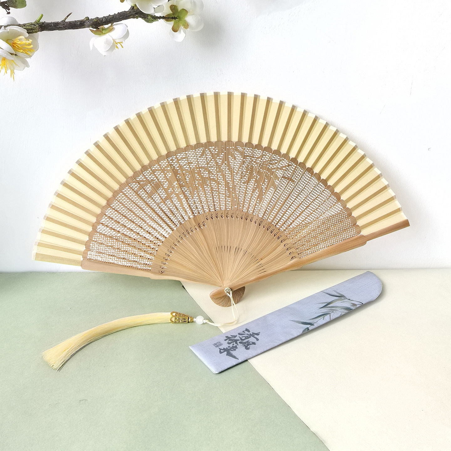 古风折扇雕刻扇绢布镂空新中式便携汉服旗袍拍照搭配折叠工艺扇子,淘宝优惠券,粉丝福利购,淘宝优惠卷