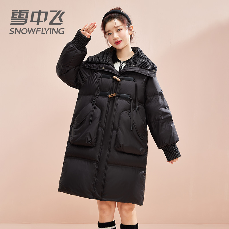 雪中飞牛角扣羽绒服女中长款2023年新款时尚翻领加厚白色冬季外套