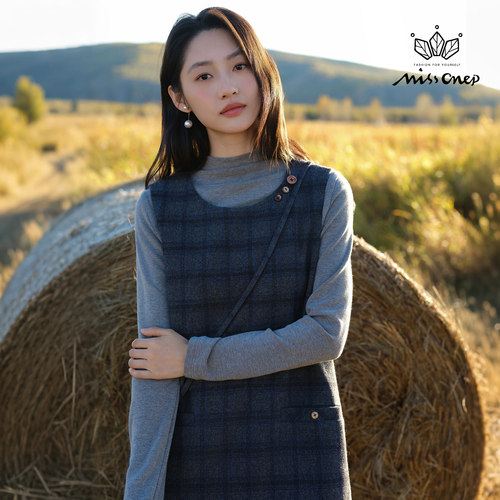 Missonep逸【逸从容】复古感半高领打底配背心裙小挎包套装女冬季 - 图1