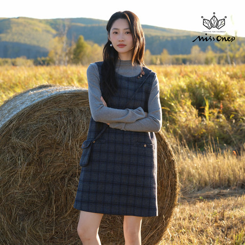 Missonep逸【逸从容】复古感半高领打底配背心裙小挎包套装女冬季 - 图0