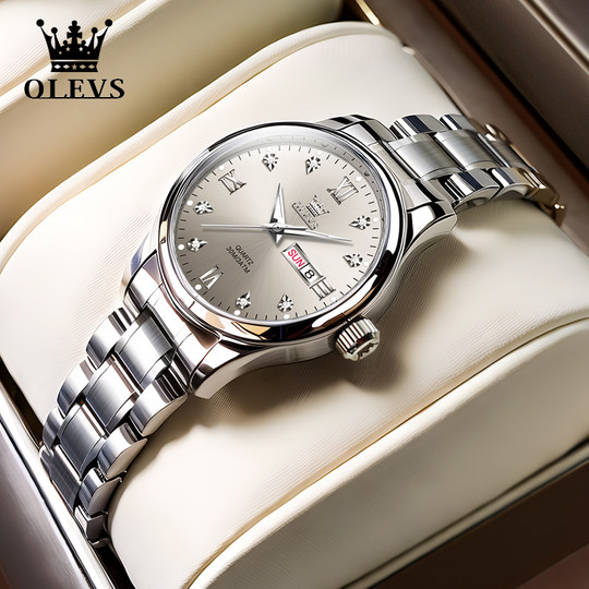 A luxurious and compact ladies watch as a birthday gift for your girlfriend