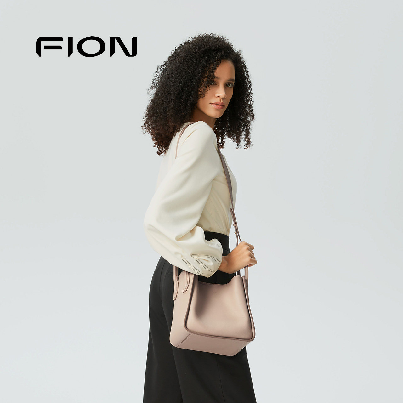 Fion/菲安妮真皮水桶包2024新款通勤菜篮子包女士高级感手提包包