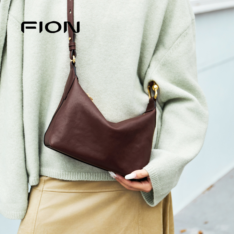 Fion/菲安妮女包红棕色黑色包包单肩腋下饺子包时尚百搭通勤个性