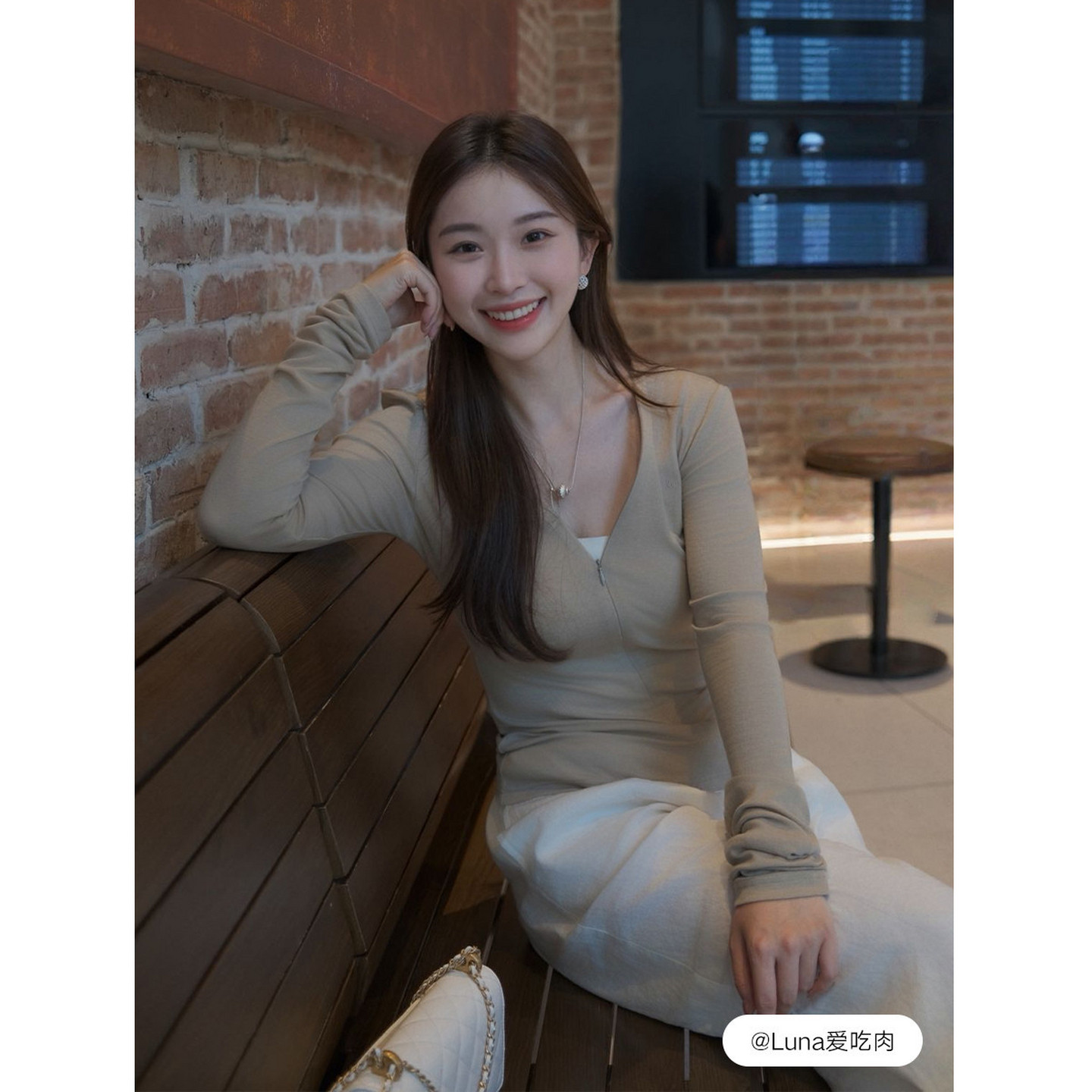 ELLE液态肌底衣V领针织衫修身显瘦天丝羊毛薄款打底上衣2025秋季,淘宝优惠券,粉丝福利购,淘宝优惠卷