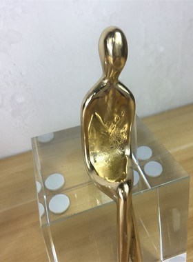 北欧式样板房客厅书房铜人水晶底座摆件新古典别墅会Y所软装艺术