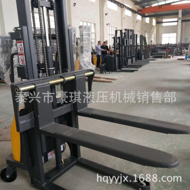 小型液压堆高叉车电动装卸搬运堆高机1吨2吨步行式半电动堆高车 - 图1