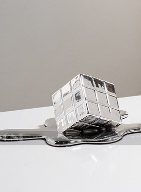 Rzone 现代轻奢设计师软装z饰品高级感融化流体魔方简约压书小摆