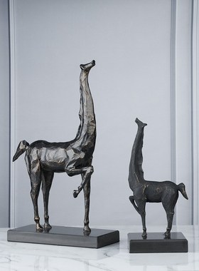 创意设计轻奢黑古铜色长颈鹿摆件样板房酒店M会所家居书柜软装饰