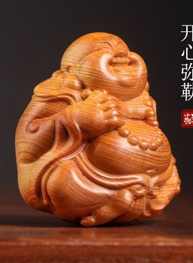 天然崖柏木雕开心弥勒佛文玩手把件笑口常O开创意招财办公桌摆件