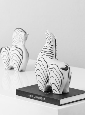 设计师创意黑白i条纹马摆件简约现代家居客厅玄关样板房装饰品摆