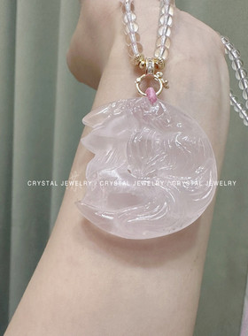 批发天然粉水晶望月狐狸吊坠搭配精美珠链女款月亮狐项链挂件