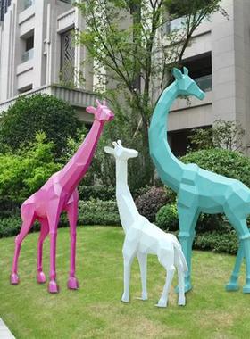 户外玻璃钢几何长颈鹿雕塑定制小区园林景观大型抽象动物摆件装饰