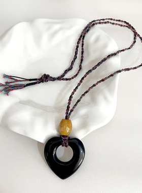 小众设计黑玛瑙老黄玉爱心编绳项链长款轻奢高级感复古气质毛衣链