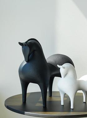 现代极简抽象红色马树脂摆件饰品客厅办公室玄关装饰北欧轻奢高档