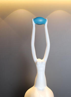 创意抽象瑜伽雕塑少女举球摆件简约新中式电视柜样板间装饰品摆设