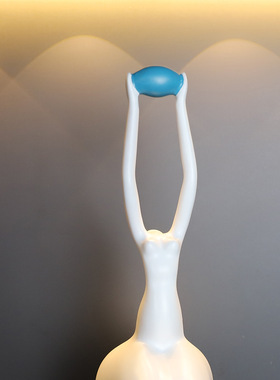 创意抽象瑜伽雕塑少女举球摆件简约新中式电视柜样板间装饰品摆设