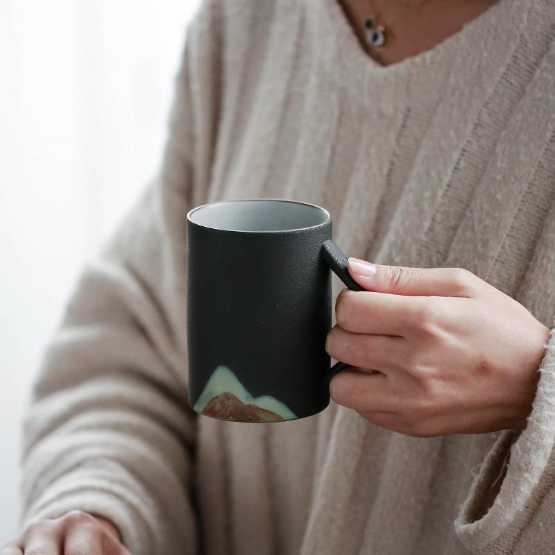 日式手绘山景办公杯 陶瓷马克杯带盖过滤大容量喝水杯泡茶杯 - 图0