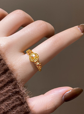 金色微镶蝴蝶结圆盘戒指女秋冬设计感轻奢食指环小众感配饰品