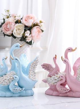 陶瓷一家电视柜三口四口结婚礼物礼品家居客厅天鹅酒柜装饰品摆件