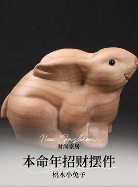 木兔装饰吉祥物，以吸引财富在出生年迷你原木愈合可爱的木雕木兔