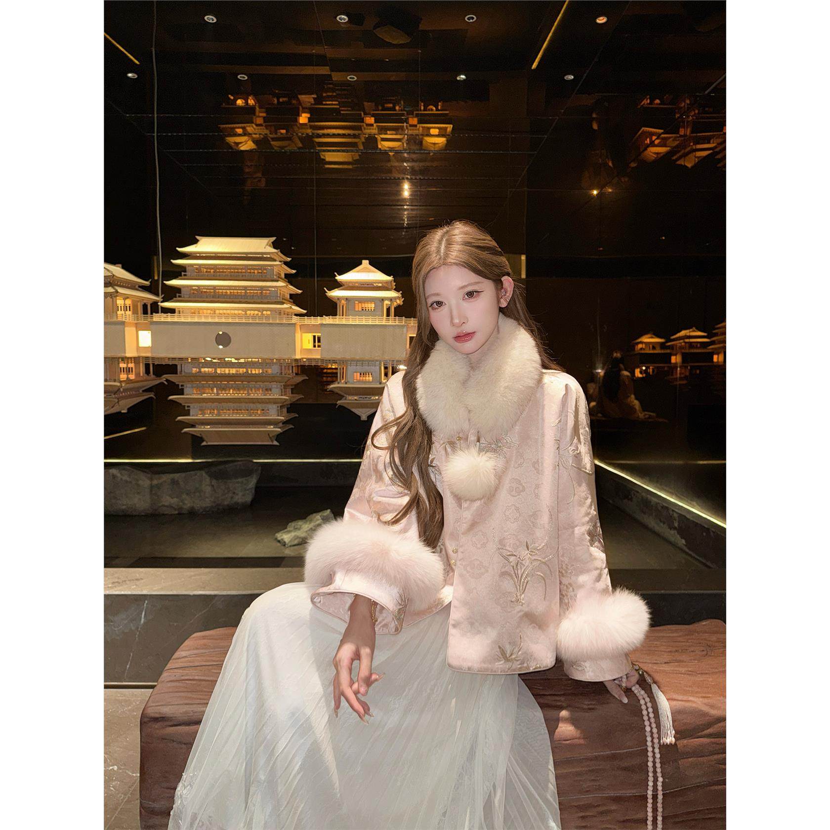 NMIOK 新中式刺绣提花缎面羊毛内胆外套女秋冬新款超好看国风棉服,淘宝优惠券,粉丝福利购,淘宝优惠卷