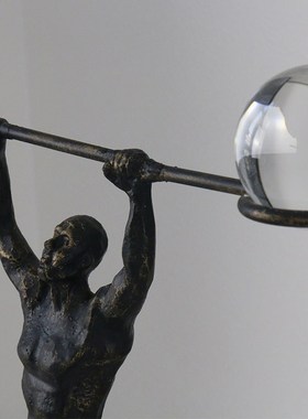 现代轻奢水晶铸铁举重人雕塑v样板房间软装饰品家居客厅办公桌摆