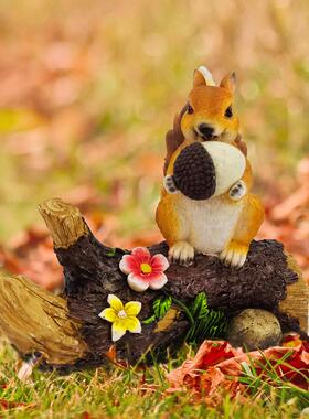 2025花园装饰太阳能亮灯松鼠摆饰树脂工艺品松鼠站木桩摆件