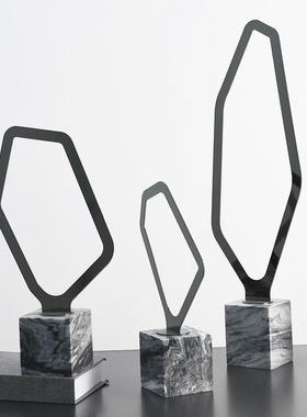 现代北欧轻奢钛金色铁艺天然大理石摆件酒店家居客厅桌面几何造型