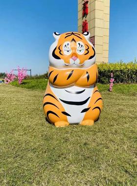 玻璃钢卡通雕塑新年吉祥物老虎摆件制作春节店面迎宾美陈人物模型
