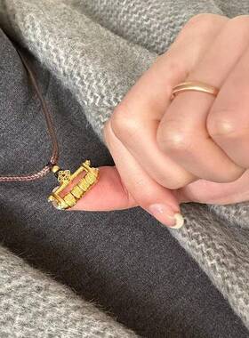 黄金色小福锁项链轻奢高级感小众设计新中式錾刻新中式百福锁吊坠