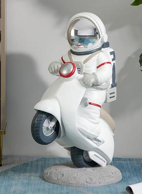 北欧现代创意宇航员装饰品大落地摆件样板房间服装店铺酒吧咖啡厅