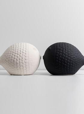 北欧简约胖头鱼摆件创意陶瓷Kiss家居客厅样板间电视柜软装饰品