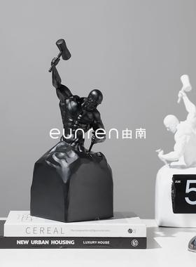 简约轻奢北欧创意自我雕琢励志人物摆件家居酒店样板软装饰艺术品
