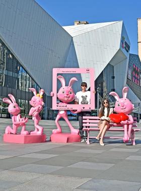 户外玻璃纤维卡通兔子雕塑景区幼儿园森林商业广场人气照片签到装