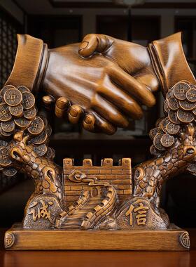 中式诚信共赢握手树脂摆件办公室桌面装饰品送领导高档商务礼品