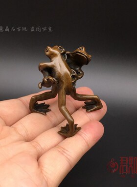 好货复古包浆铜摔跤小青蛙文玩小笔架 实心铜两只青蛙小摆件 铜小