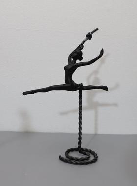 北欧极简轻奢黑色金属人物摆件样板房家居玄关客厅工艺品摆件