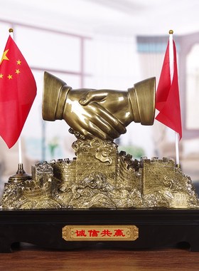 速发握手国旗摆公诚信合作共赢老板办件室桌面公司开开业张商务礼