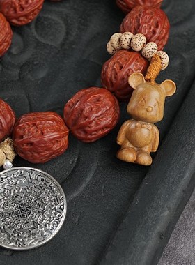 萌宠暴力熊雕刻吊坠野生秋子核桃手持铜牌手串车挂文玩把件挂件潮