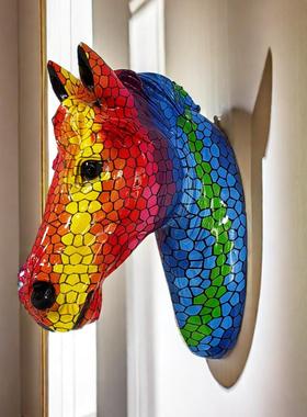 家居饰品炫彩马头壁挂摆件客厅摆饰客厅玄关装饰品树脂工艺品