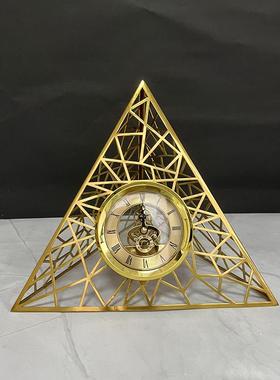 家居桌面软装饰品三角形金属静音时钟表摆台样板房玄关电视柜摆设