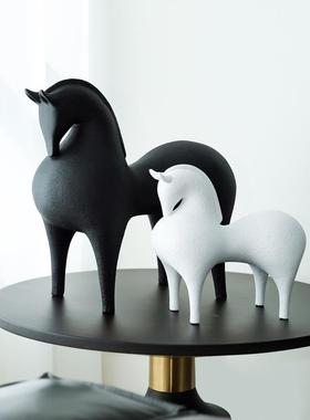 红色马树脂摆件饰品现代极简抽象客厅办公室玄关装饰北欧轻奢高档