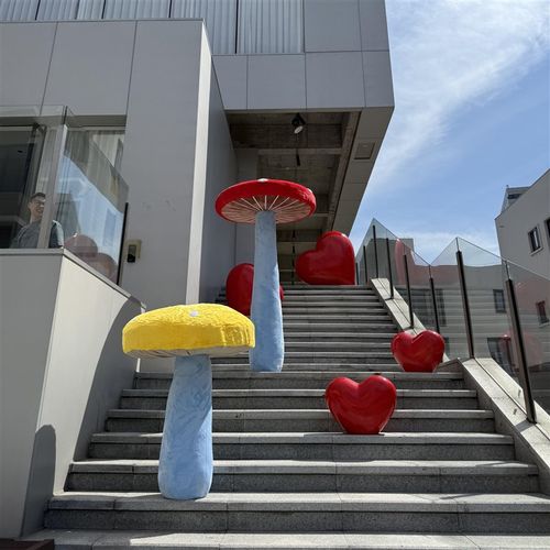 可乐巨型蘑菇抱枕儿童房陈列布展儿童抱枕蘑菇摆件策展陈可定制 - 图1